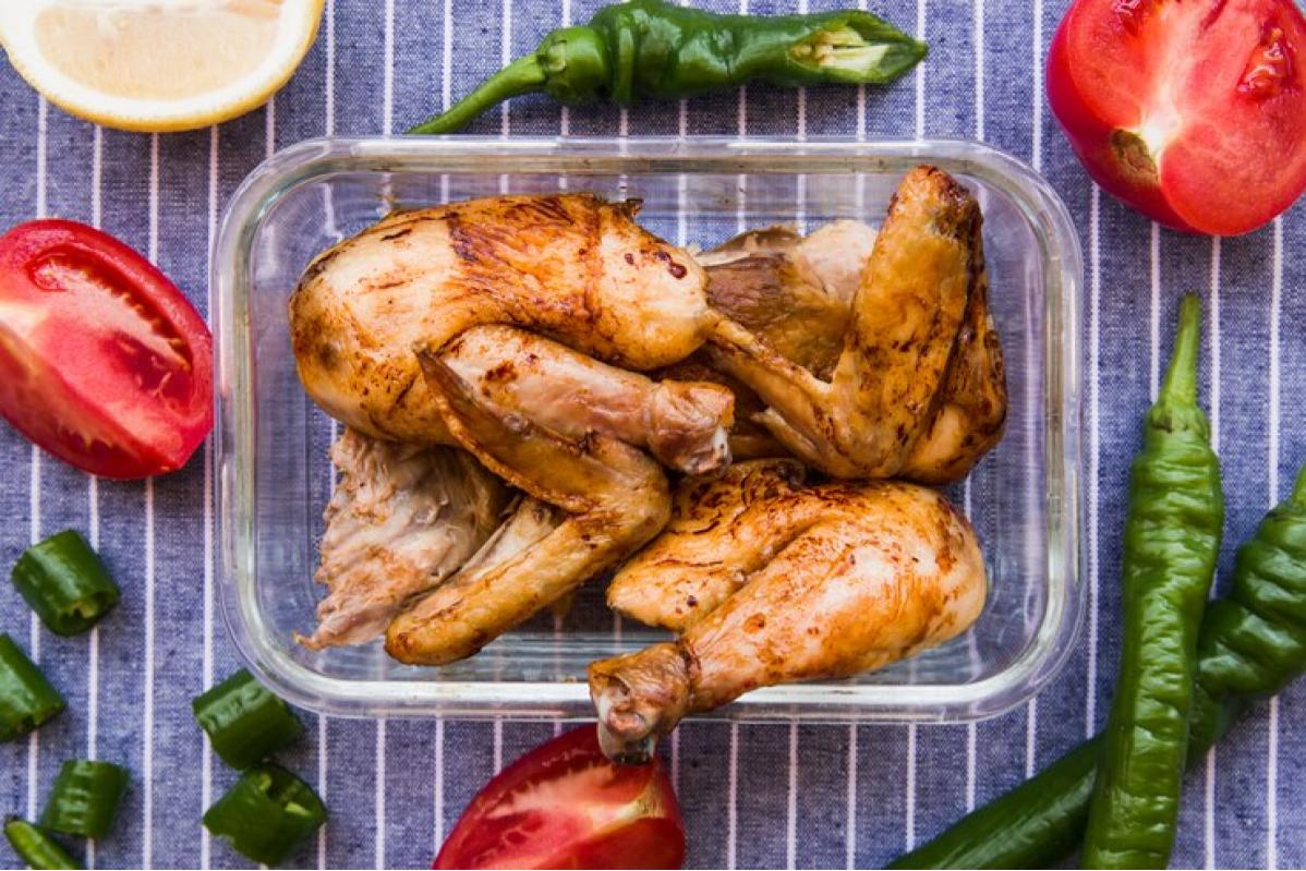 Simpan lebihan ayam golek dara untuk makan lain hari
