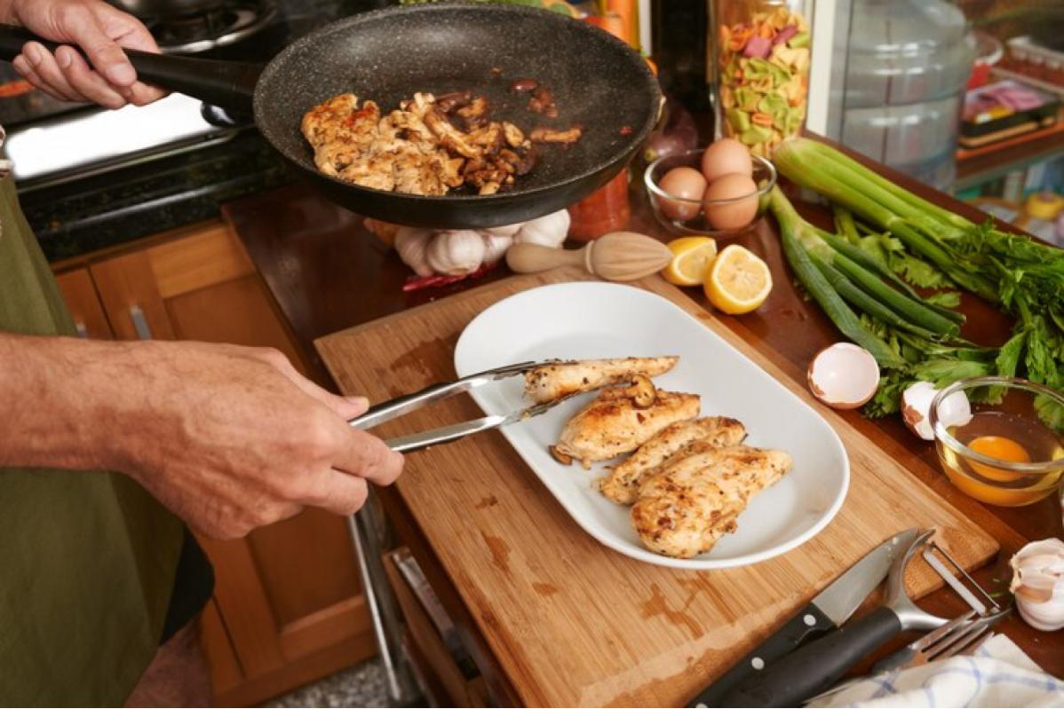 Panaskan semula ayam golek dara guna oven, dapur, atau microwave
