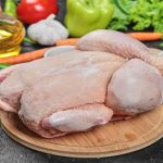 Ayam-dara-segar-bersama-bahan-bahan-untuk-hidangan