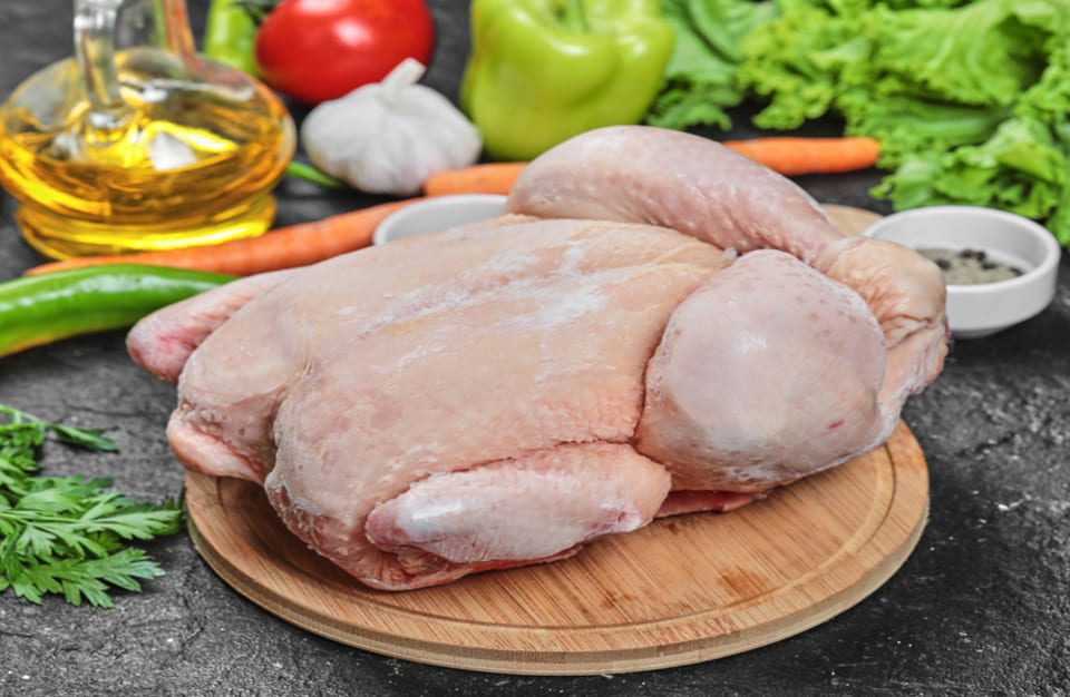 Ayam-dara-segar-bersama-bahan-bahan-untuk-hidangan